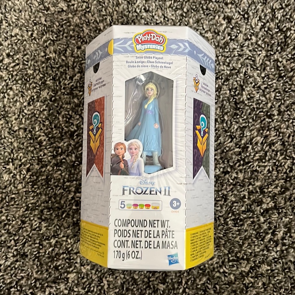 Sealed. Play-doh Mysteries Frozen II Snow Globe Playset